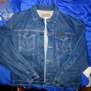 Like New! VINTAGE Wrangler Men's Blue Denim Jacket Size M